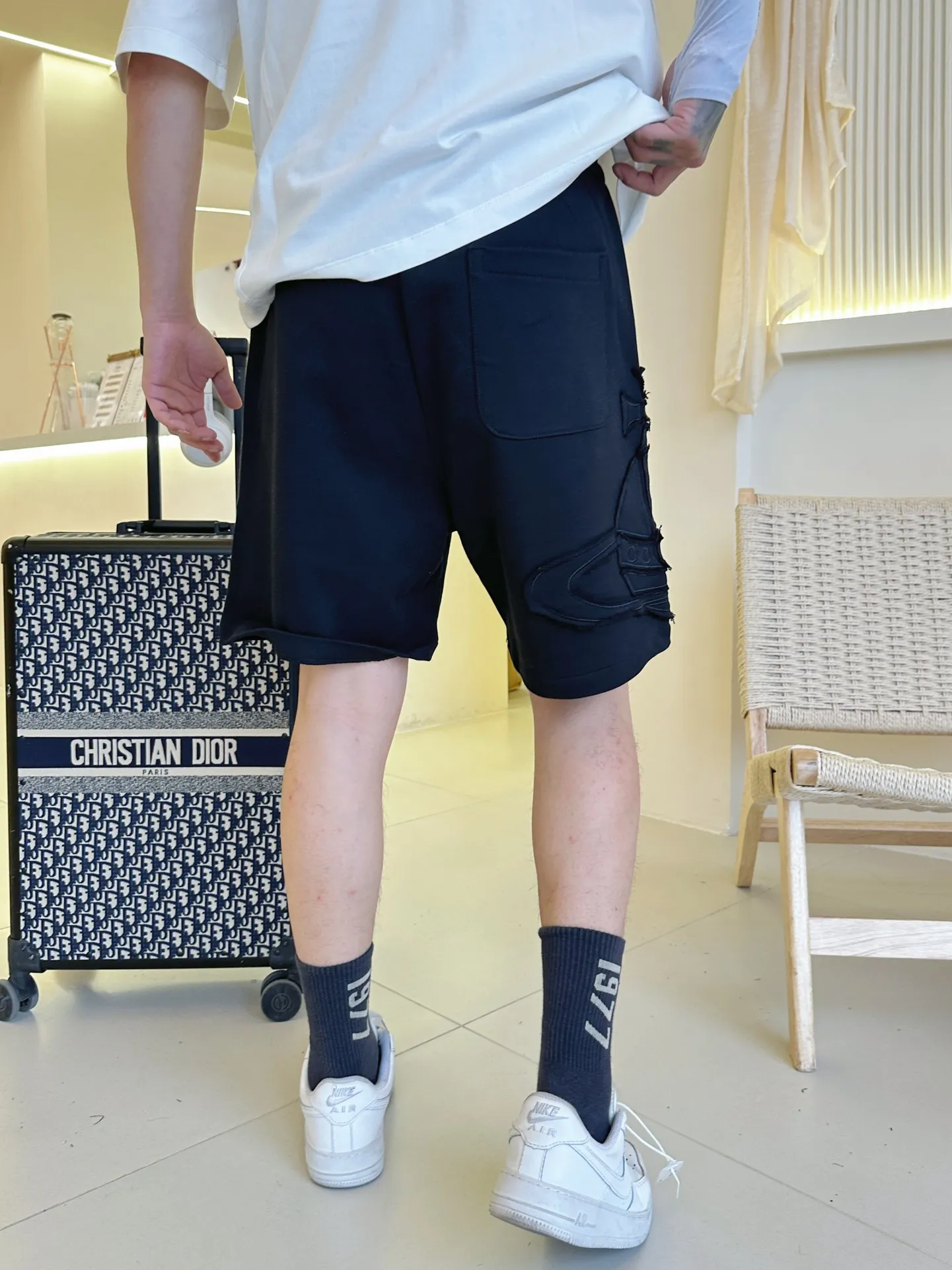 The Queen Mother's three-standard complete 2026 summer New Arrival men's casual shorts, advanced custom-made fabric Breathable fabric, Breathable elasticity and comfort, impeccable details, top-grade accessories, original logo design concept, delicate and soft feel! The upper body fit is awesome! Size: M-XXXL Please state your height and weight when ordering